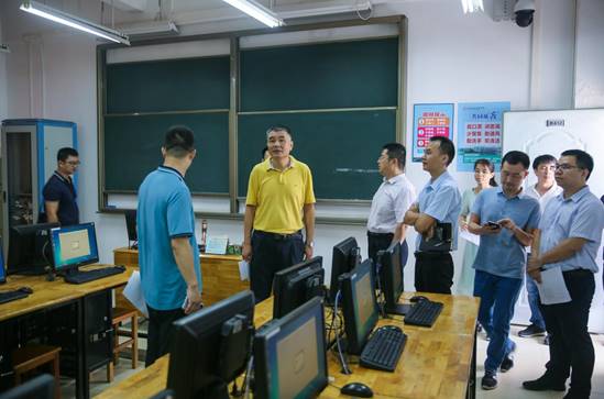 说明: 校长检查教学楼电脑机房