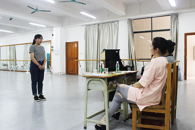 考生进行声乐表演