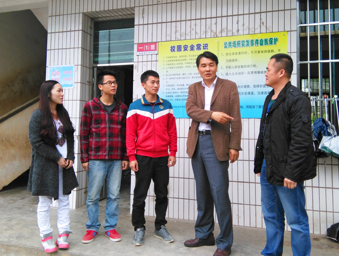 与带教老师和实习生交流