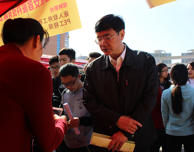 段邦贤书记参观招聘会