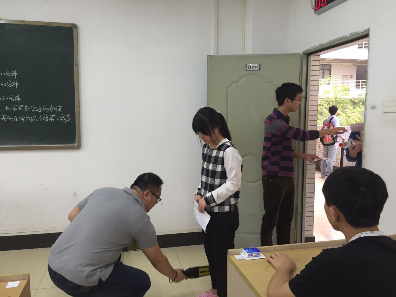考生笔试进场