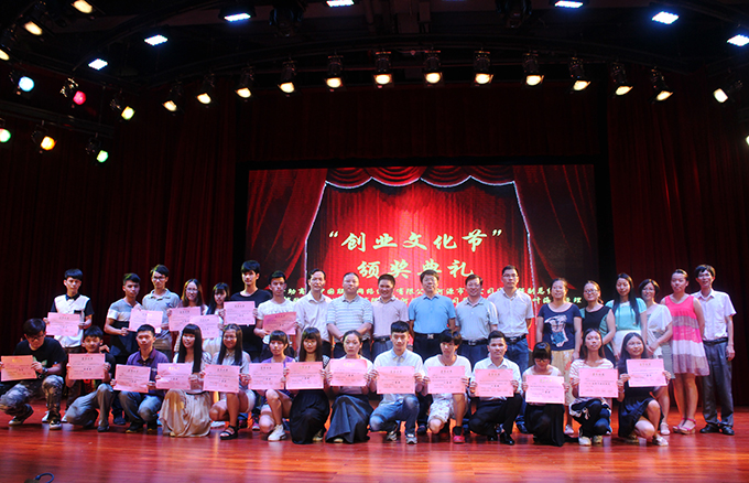 获奖同学与学校领导合影