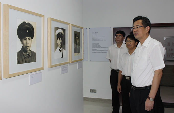 市委书记何忠友一行参观图片展